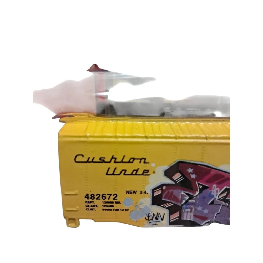 Maisto Enamelz Graffiti Train Diecast Box Car CON Yellow B&O Custom Shop‎ Sealed